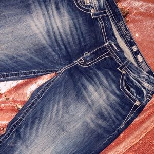 30 inseam illusion pockets on the back 32 in size